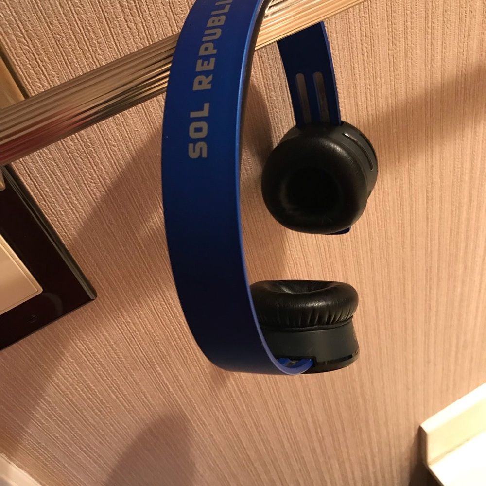 Solo republic noise cancelling head phones